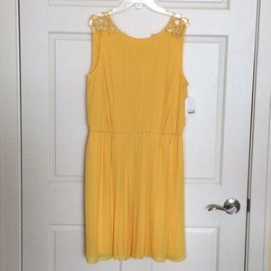 Jessica Simpson yellow pleated dress size 14